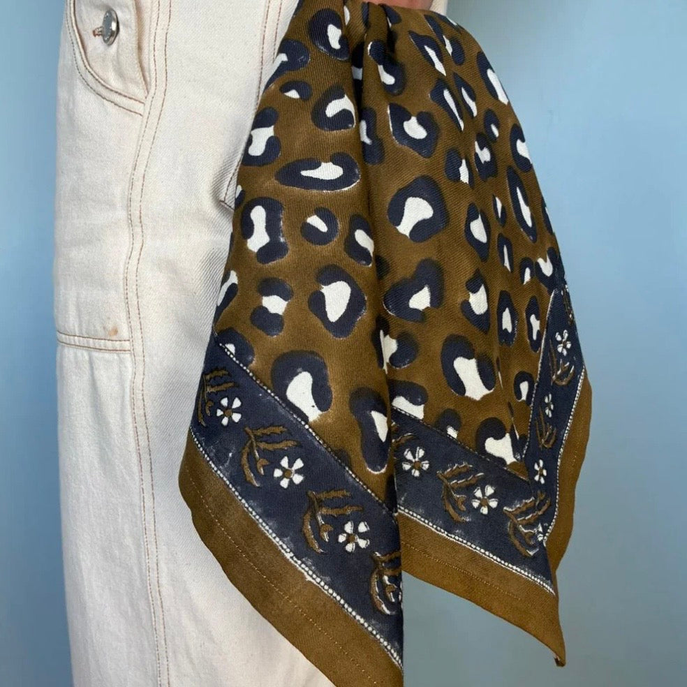 Grand foulard léopard kaki