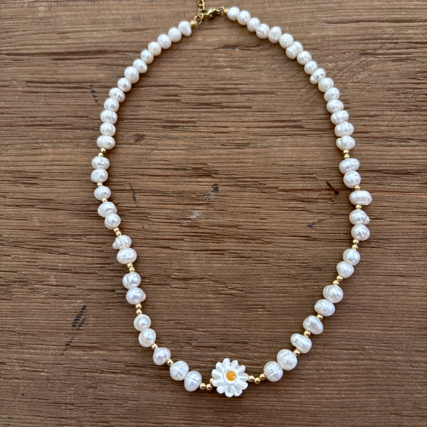 Collier pâquerette et perles d’eau douce