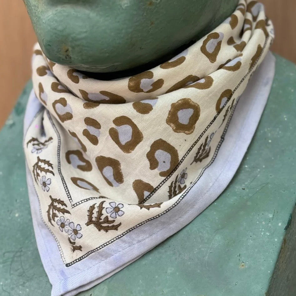 Petit foulard léopard bleu ciel