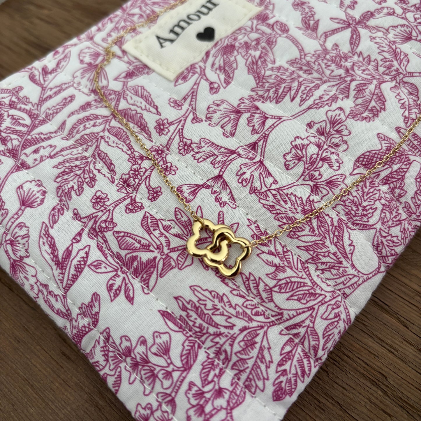Collier trèfles entrelacés