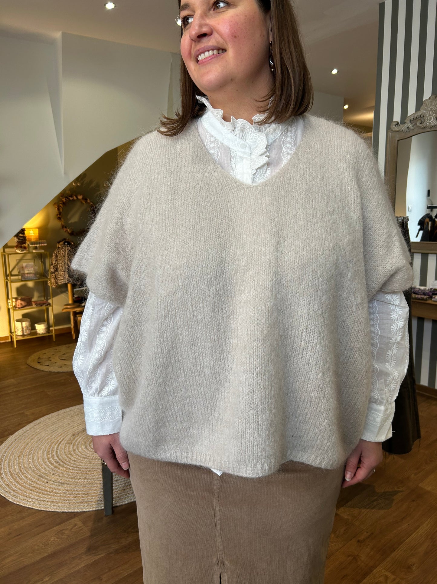 vêtement femme tendance du 44 au 50 disponible à l'atelier n°1, boutique de prêt à porter et accessoires à saint Quentin