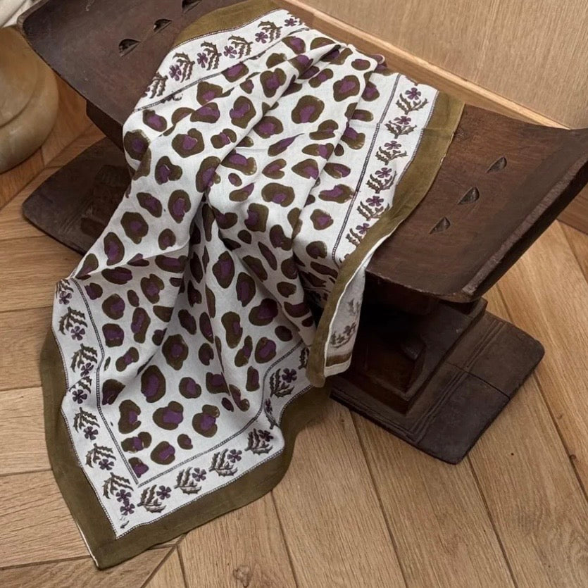 Petit foulard léopard violet