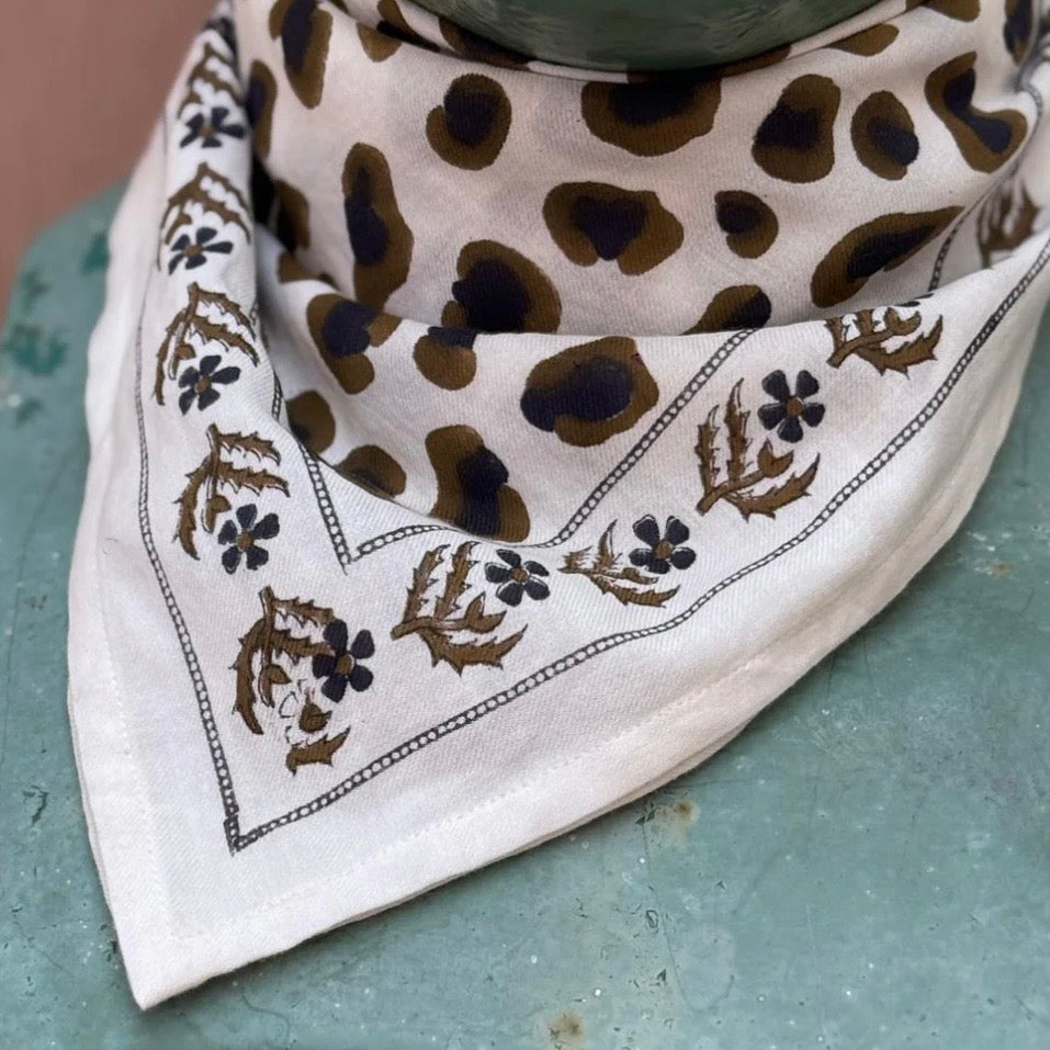 Petit foulard léopard écru