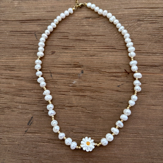 Collier pâquerette et perles d’eau douce