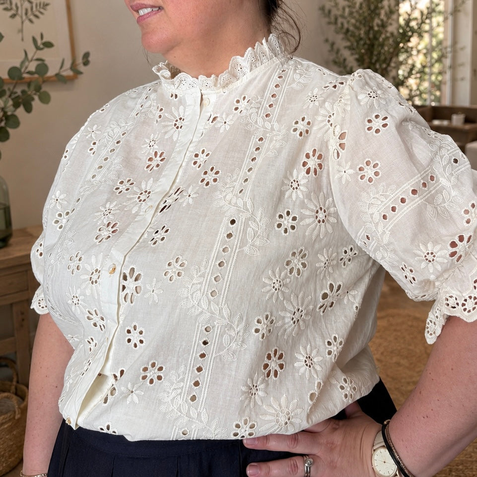 Selection de vêtements femme grande taille du 44 au 50 disponible à l'atelier n°1, boutique de prêt à porter et accessoires à saint Quentin 