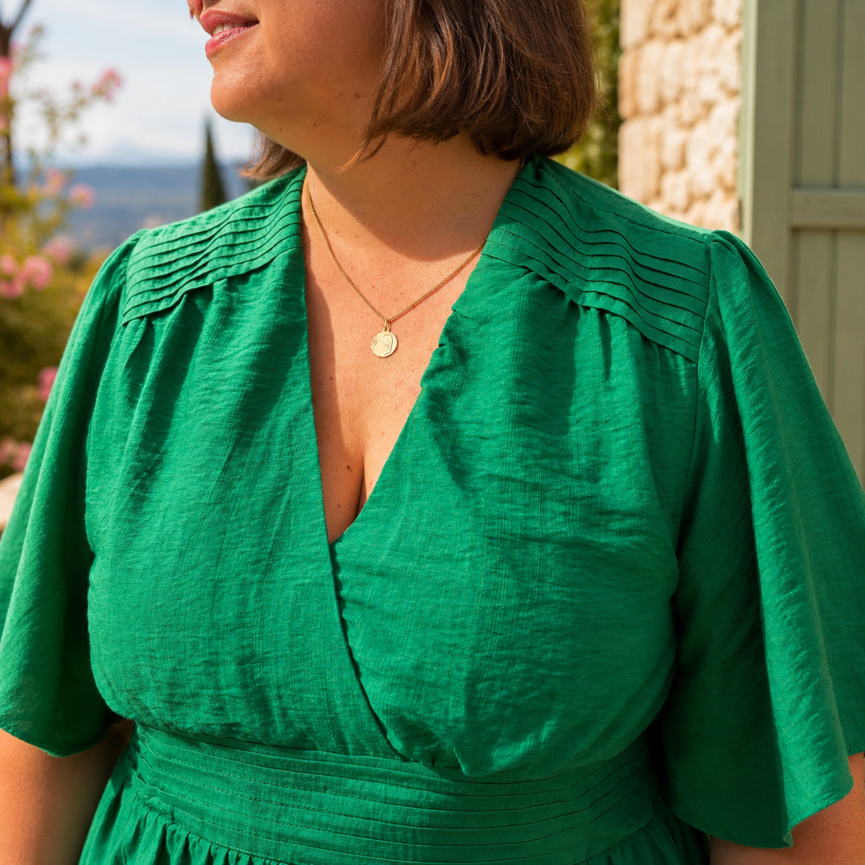 Robe Marianne grande taille disponible du L au 4XL (42 au 48). Robe courte verte à décolleté cache-cœur, taille marquée et manches fluides, parfaite pour un look féminin et élégant tout l’été.
