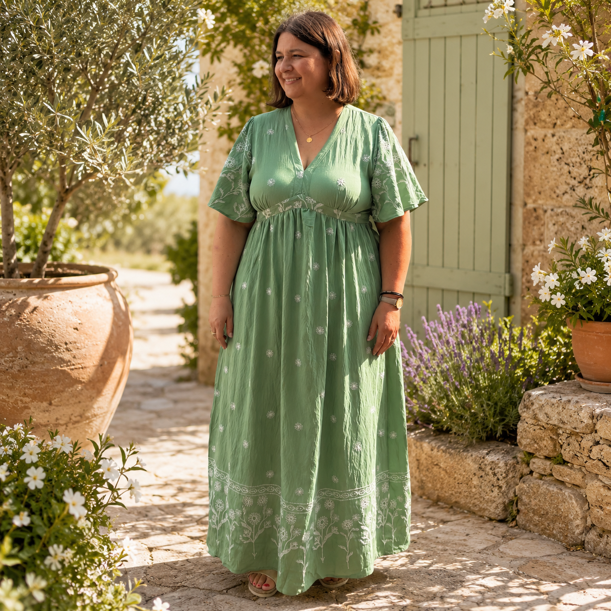 Robe Soline grande taille disponible du L au 4XL (42 au 50). Robe longue vert sauge à broderies blanches, coupe empire et matière fluide, idéale pour un look bohème élégant tout l’été.