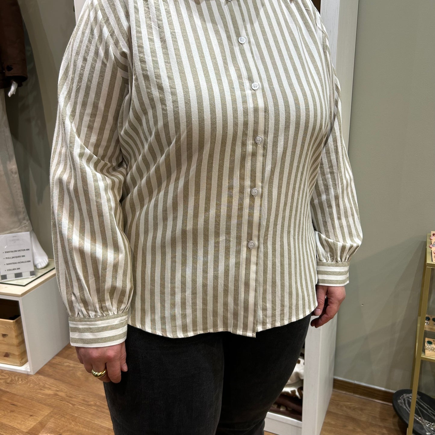 Selection de vêtements femme grande taille du 44 au 50 disponible à l'atelier n°1, boutique de prêt à porter et accessoires à saint Quentin 