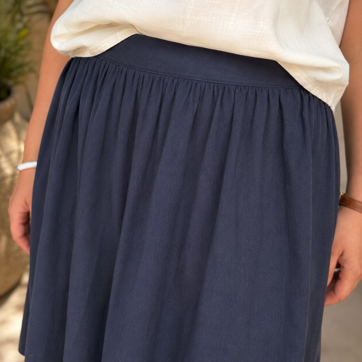 Jupe Marina bleu marine disponible du S/M au L/XL. Une jupe courte fluide à taille élastiquée, légère et confortable, idéale pour composer des tenues estivales élégantes.
